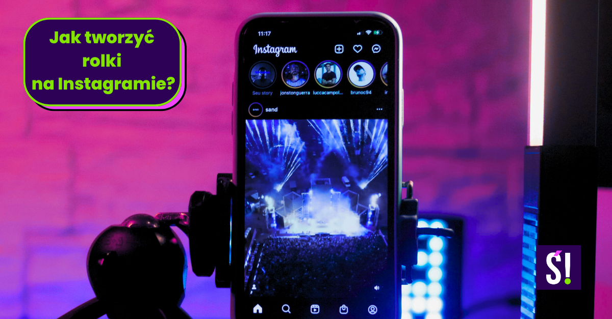 Telefon podłączony do statywu. Na ekranie widać aplikację Instagram i włączony film z koncertu. Napis na grafice: Jak tworzyć rolki na Instagramie?