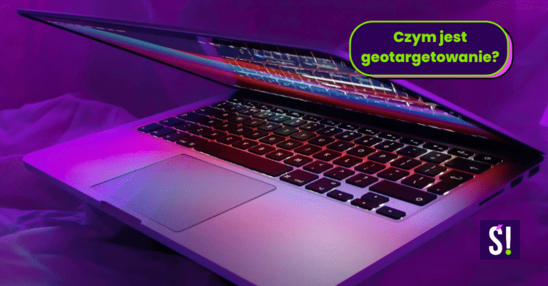 Półzamknięty laptop na fioletowym tle. Napis: Czym jest geotargetowanie?