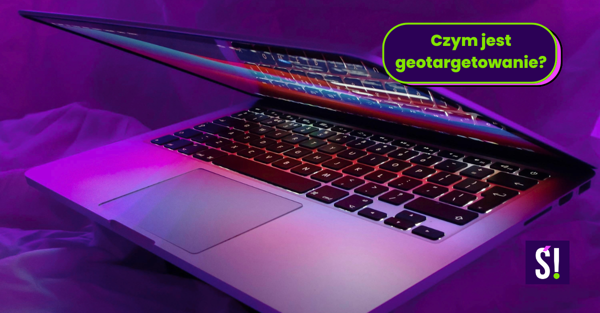 Półzamknięty laptop na fioletowym tle. Napis: Czym jest geotargetowanie?
