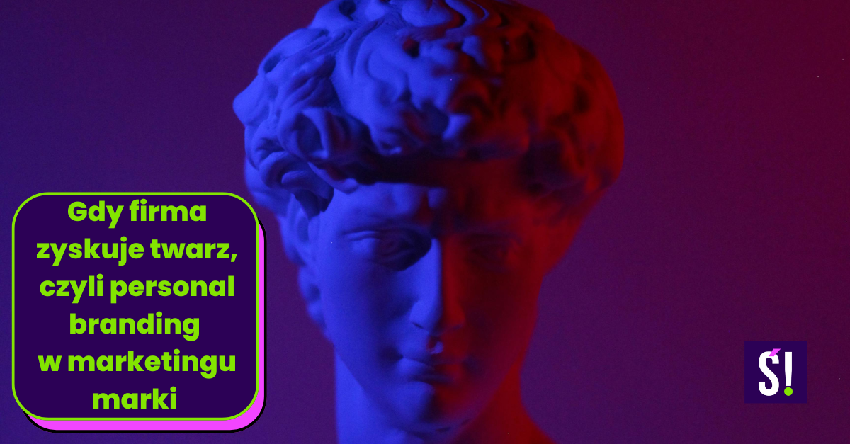 Starożytna rzeźba - męska twarz oświetlona fioletowym i różowym światłem. Personal branding jako nadanie twarzy marce.