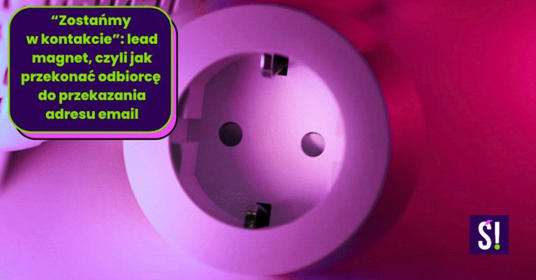 Zbliżenie na gniazdko oświetlone fioletowo-różowym światłem. Napis: Pozostańmy w kontakcie: lead magnet, czyli jak przekonać użytkownika do przekazania adresu email?