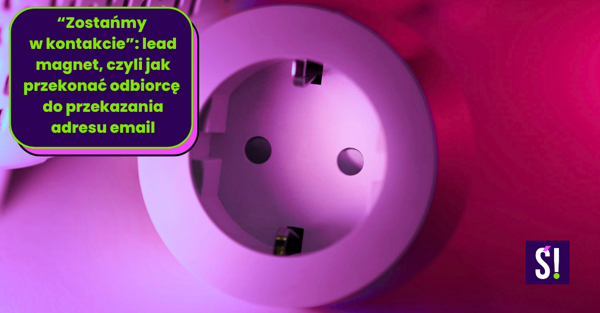 Zbliżenie na gniazdko oświetlone fioletowo-różowym światłem. Napis: Pozostańmy w kontakcie: lead magnet, czyli jak przekonać użytkownika do przekazania adresu email?