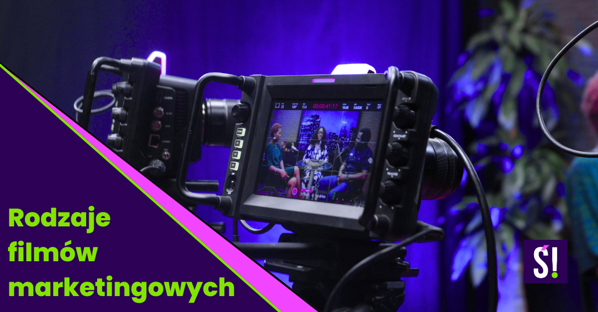Zbliżenie na kamerę. Napis: filmy marketingowe - rodzaje.