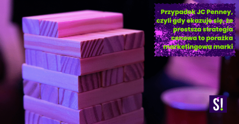 Zbliżenie na ułożone klocki z gry jenga. Napis: JC Penney, czyli jak okazało się, że uproszczenie strategii cenowej to porażka marketingowa.
