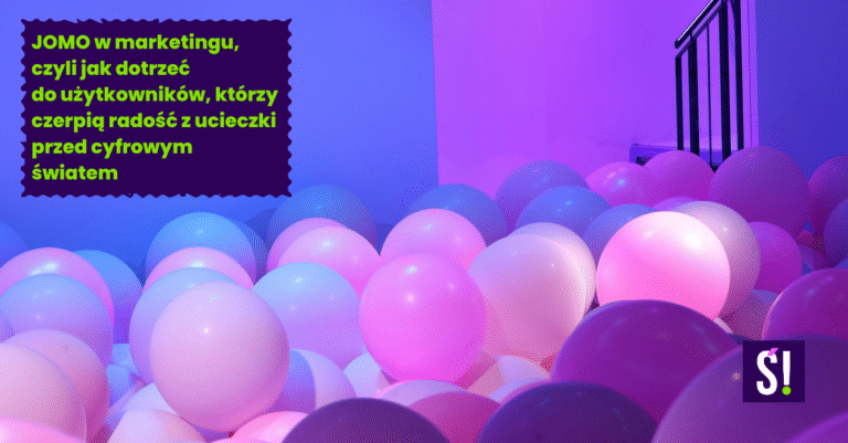 Zdjęcie różowo-niebieskich balonów w pomieszczeniu. Napis: Zjawisko JOMO, czyli jak dotrzeć do użytkowników, którzy czerpią radość z ucieczki przed cyfrowym światem?