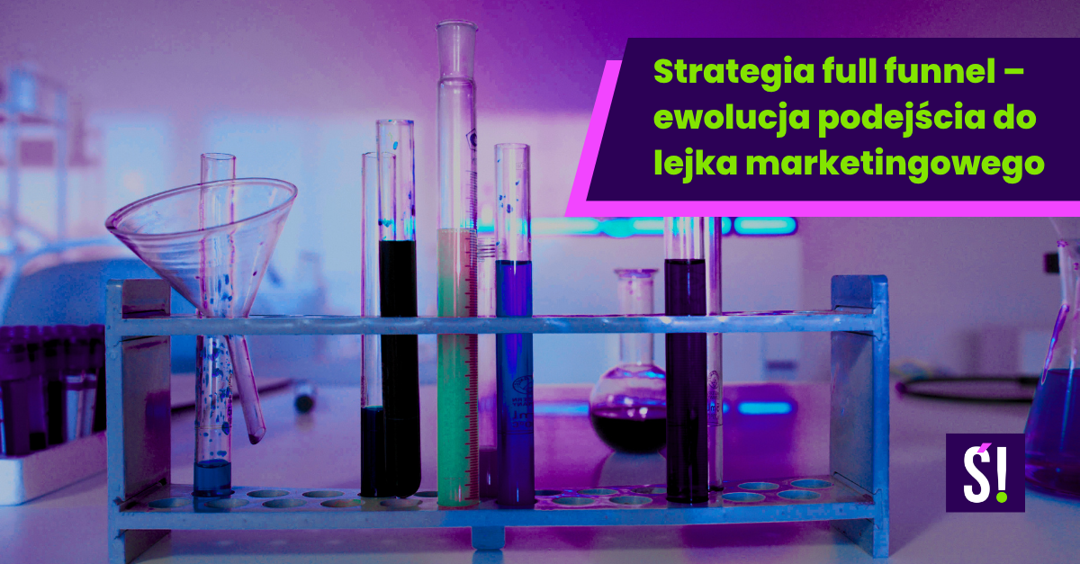 Zdjęcie lejków i zlewek laboratoryjnych. Treść: strategia full funnel - ewolucja podejścia do lejka marketingowego.