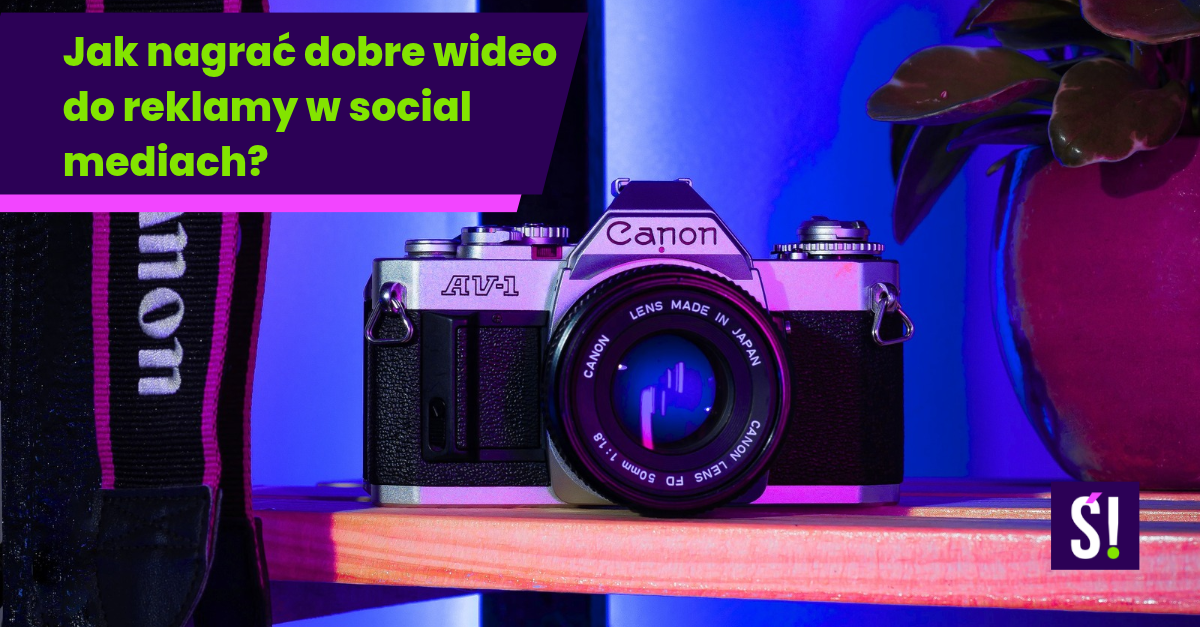 Zbliżenie na aparat. Napis: jak nagrać dobre wideo do reklamy w social mediach?